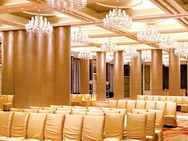 Ultrahigh movable partition

